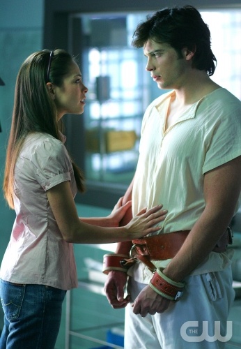 TheCW Staffel1-7Pics_94.jpg - "Labyrith" -- (R-L) Clark (Tom Welling) is attacked and awakens in an asylum, where he discovers that he has been living there for more than five  years under the care of Dr. Lagos. Most surprisingly, Lana (Kristin Kreuk ) is offering Clark a lifetime of happiness with her if Clark submits to Dr. LagosÕ treatment  in SMALLVILLE on The CW Network. Photo: Michael Courtney/The CW  ©2006 The CW Network, LLC. All Rights Reserved.